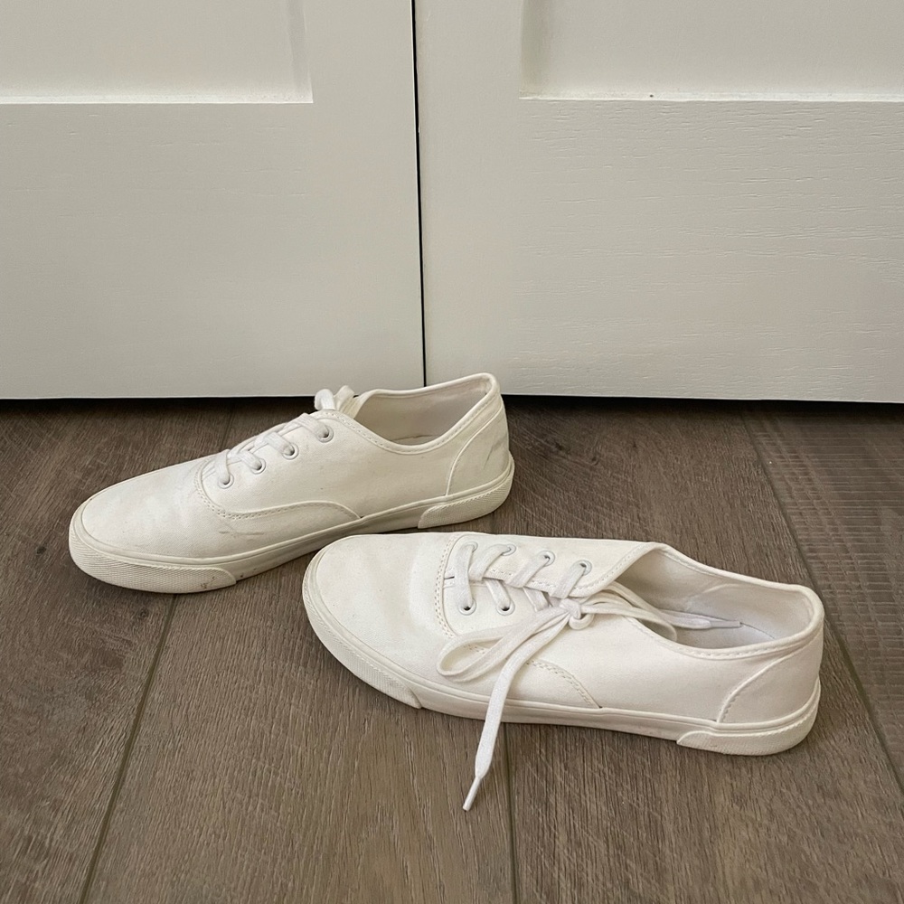 Old Navy White Tennis. Size 7